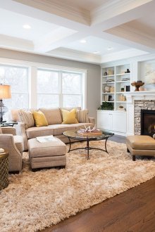 Καθιστικό με δύο παράθυρα στο σπίτι