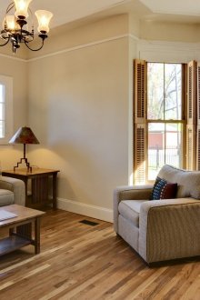 Καθιστικό με δύο παράθυρα