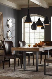 Καθιστικό με δύο παράθυρα στο εσωτερικό