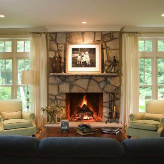 Καθιστικό με 2 παράθυρα και τζάκι