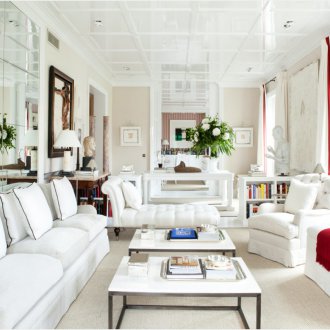 Καθιστικό με αποικιακό στιλ με δύο παράθυρα