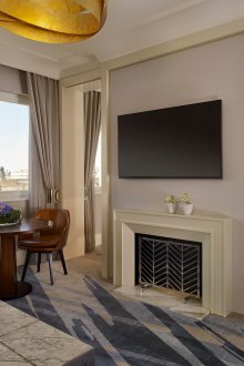 Καθιστικό με δύο παράθυρα στο διαμέρισμα