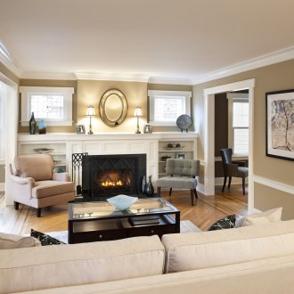 Καθιστικό με δύο μικρά παράθυρα