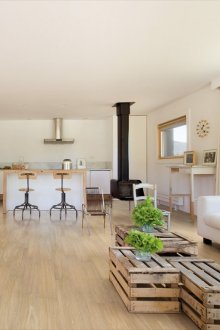 Διαρρύθμιση επίπλων σε σαλόνι με δύο παράθυρα