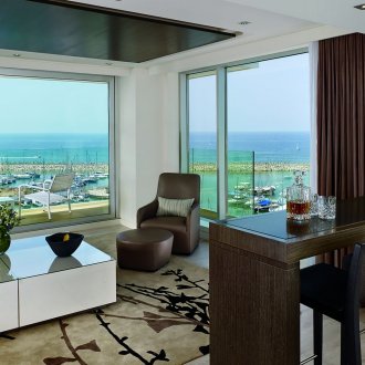 Καθιστικό με δύο πανοραμικά παράθυρα