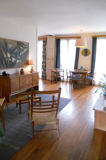 Καθιστικό με δύο παράθυρα σε στυλ ρετρό.