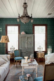 Καθιστικό με δύο παράθυρα στο στυλ του shabby chic