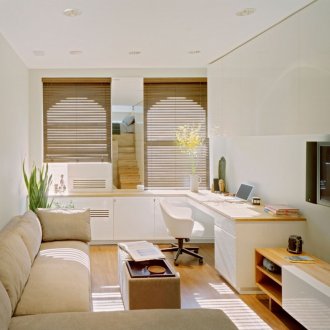 Καθιστικό με δύο παράθυρα σε μοντέρνο στιλ