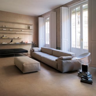 Καθιστικό με δύο παράθυρα και παντζούρια