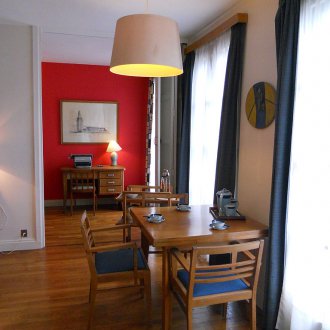 Καθιστικό τραπεζαρία με δύο παράθυρα