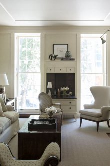 Καθιστικό με δύο στενά παράθυρα