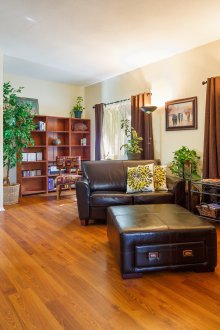 Καθιστικό με δύο παράθυρα και vintage έπιπλα