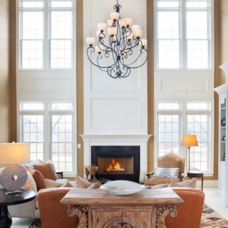 Καθιστικό με δύο παράθυρα σε εξοχική κατοικία