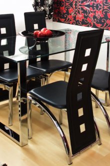 Όμορφο τραπέζι κουζίνας από μέταλλο και γυαλί