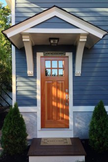 Gable πάνω από την είσοδο