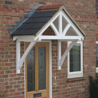 Οπίσθιο πάνω από την είσοδο ενός σπιτιού από τούβλα