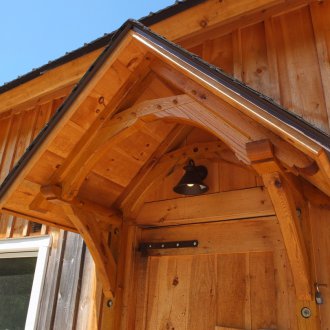 Κάλυμμα πάνω από την είσοδο από τη συστοιχία