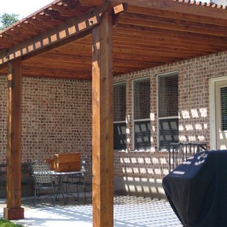 Πέργκολα πάνω από την είσοδο
