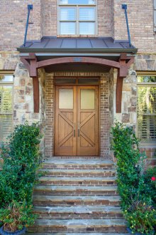 Κρεμάστρα πάνω από την είσοδο