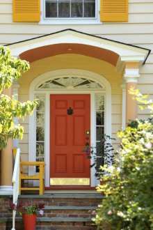 Βαμμένο γείσο πάνω από την είσοδο