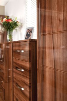 Γυαλιστά έπιπλα από καρυδιά