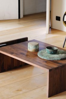 Τραπέζι από καρυδάκι στο σαλόνι