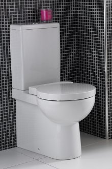 Συμπαγής τουαλέτα με λοξή απελευθέρωση