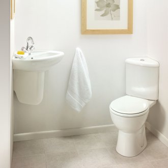 Η τουαλέτα είναι συμπαγής γωνιακή