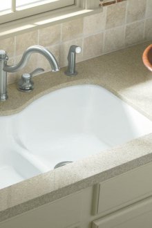 Ακρυλικό νεροχύτη στην κουζίνα