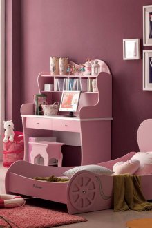 Cherry ταπετσαρία σε ένα δωμάτιο για ένα μικρό κορίτσι