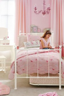 Ροζ ταπετσαρία σε ένα ευρύχωρο φυτώριο