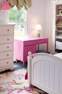 Ένα άνετο παιδικό δωμάτιο για ένα κορίτσι με λευκή ταπετσαρία
