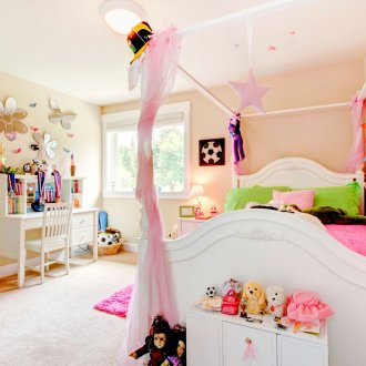 Κρέμα ταπετσαρία σε ένα μεγάλο παιδικό δωμάτιο για ένα κορίτσι