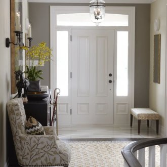 Πολυέλαιοι στον τοίχο στο διάδρομο