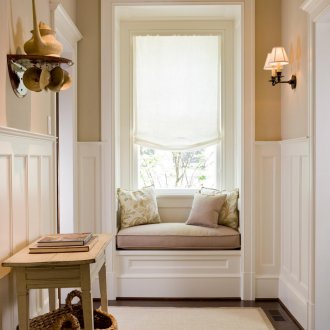 Πάνελ στους τοίχους στο διάδρομο