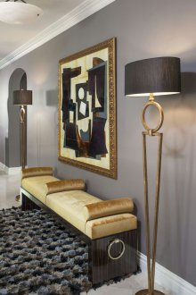 Εικόνα σε χρυσό πλαίσιο στο διάδρομο