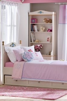 Λευκή ταπετσαρία στο δωμάτιο για ένα μικρό κορίτσι