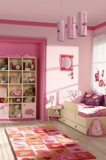 Ροζ ταπετσαρία σε ένα ευρύχωρο νηπιαγωγείο για ένα κορίτσι