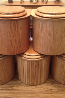 Πλαστική τουαλέτα κάτω από το δέντρο