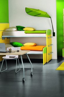 Κίτρινο και πράσινο ταπετσαρία σε ένα δωμάτιο για δύο αγόρια