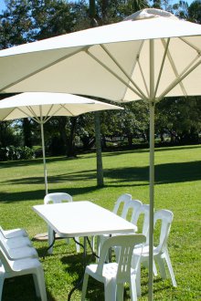 Λευκή ομπρέλα κήπου