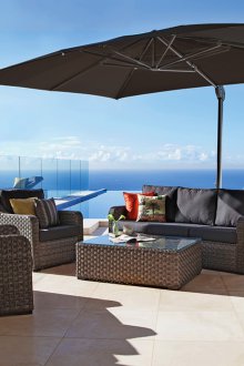 Μαύρη ομπρέλα κήπου