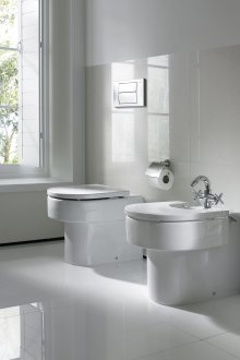 Ημικυκλική λεκάνη τουαλέτας με λοξή απελευθέρωση