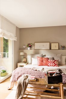 Διακοσμητικά έργα ζωγραφικής πάνω από το κρεβάτι στην κρεβατοκάμαρα