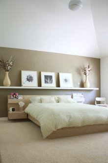 Εικόνες σε ένα ξύλινο πλαίσιο πάνω από το κρεβάτι στο υπνοδωμάτιο