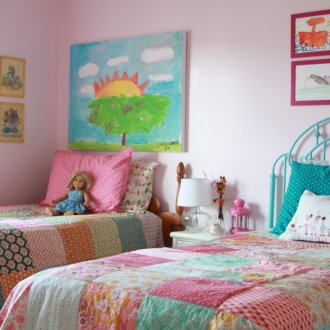 Παιδικές ζωγραφιές πάνω από το κρεβάτι στην κρεβατοκάμαρα