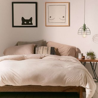 Δύο πίνακες πάνω από το κρεβάτι στο υπνοδωμάτιο