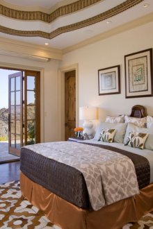 Πίνακες πάνω από το κρεβάτι στην κρεβατοκάμαρα εθνοτικού στυλ