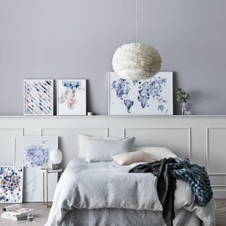 Μπλε ζωγραφική πάνω από το κρεβάτι στο υπνοδωμάτιο