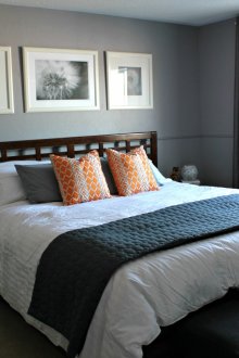 Τετράγωνες ζωγραφιές πάνω από το κρεβάτι